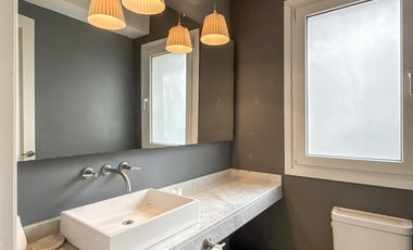 Casa de 8 ambientes con costa de lago en Santa Clara.