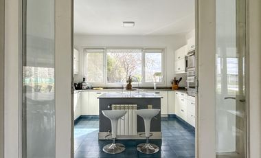 Casa de 8 ambientes con costa de lago en Santa Clara.