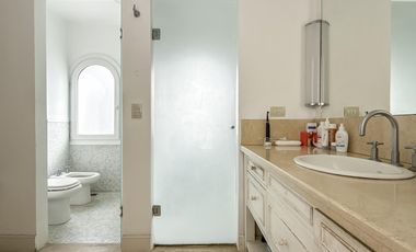 Casa de 8 ambientes con costa de lago en Santa Clara.