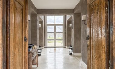 Casa de 8 ambientes con costa de lago en Santa Clara.