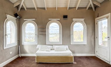 Casa de 8 ambientes con costa de lago en Santa Clara.