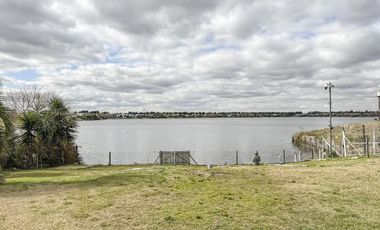 Casa de 8 ambientes con costa de lago en Santa Clara.