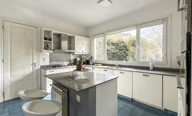 Casa de 8 ambientes con costa de lago en Santa Clara.