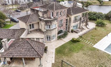 Casa de 8 ambientes con costa de lago en Santa Clara.