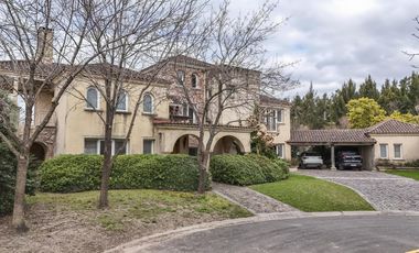 Casa de 8 ambientes con costa de lago en Santa Clara.