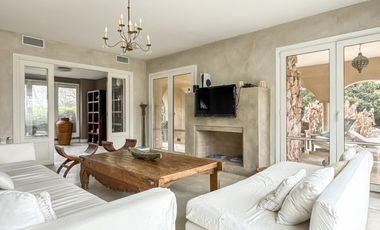Casa de 8 ambientes con costa de lago en Santa Clara.