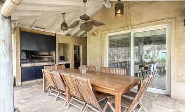 Casa de 8 ambientes con costa de lago en Santa Clara.