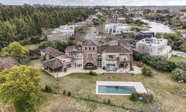 Casa de 8 ambientes con costa de lago en Santa Clara.