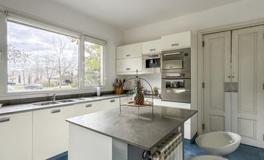 Casa de 8 ambientes con costa de lago en Santa Clara.