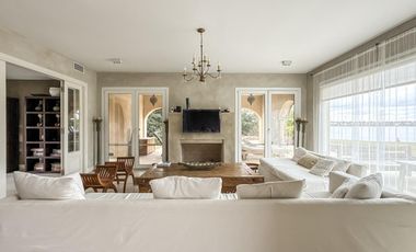 Casa de 8 ambientes con costa de lago en Santa Clara.