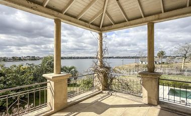 Casa de 8 ambientes con costa de lago en Santa Clara.