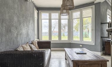 Casa de 8 ambientes con costa de lago en Santa Clara.