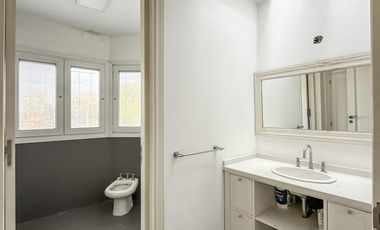 Casa de 8 ambientes con costa de lago en Santa Clara.