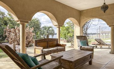 Casa de 8 ambientes con costa de lago en Santa Clara.