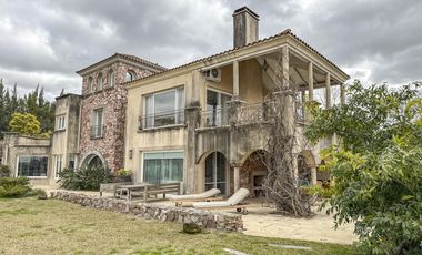 Casa de 8 ambientes con costa de lago en Santa Clara.