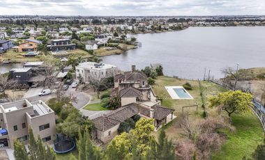 Casa de 8 ambientes con costa de lago en Santa Clara.
