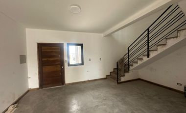 Casa tipo duplex en Bº vista oliva Maipu