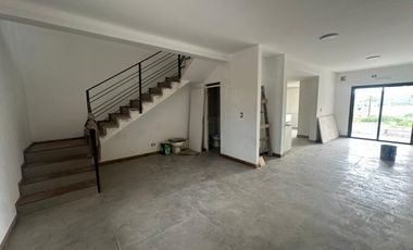 Casa tipo duplex en Bº vista oliva Maipu