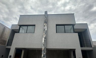 Casa tipo duplex en Bº vista oliva Maipu