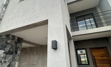 Casa tipo duplex en Bº vista oliva Maipu