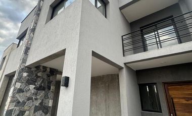 Casa tipo duplex en Bº vista oliva Maipu