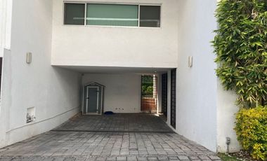 EXCLUSIVA RESIDENCIA EN MODERNO CONDOMINIO