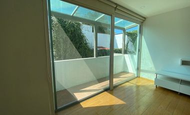 EXCLUSIVA RESIDENCIA EN MODERNO CONDOMINIO