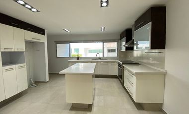 EXCLUSIVA RESIDENCIA EN MODERNO CONDOMINIO