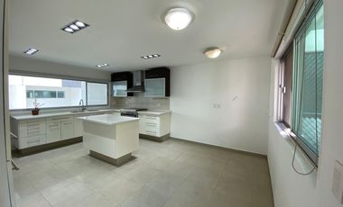 EXCLUSIVA RESIDENCIA EN MODERNO CONDOMINIO