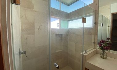 EXCLUSIVA RESIDENCIA EN MODERNO CONDOMINIO