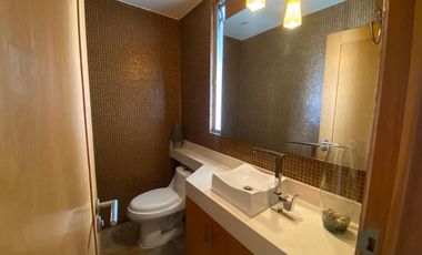 EXCLUSIVA RESIDENCIA EN MODERNO CONDOMINIO