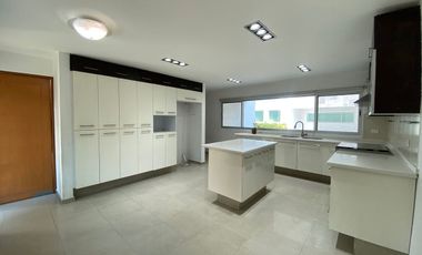 EXCLUSIVA RESIDENCIA EN MODERNO CONDOMINIO