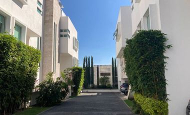 EXCLUSIVA RESIDENCIA EN MODERNO CONDOMINIO