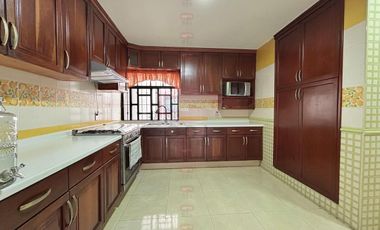 LAS ALAMEDAS CASA EN VENTA FRENTE A PARQUE