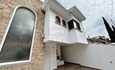 LAS ALAMEDAS CASA EN VENTA FRENTE A PARQUE