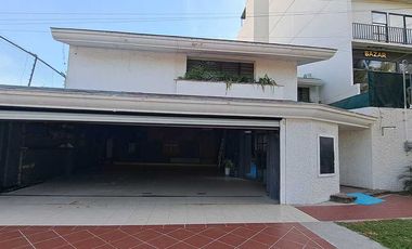 AMPLIA CASA SOBRE AV. GUADALUPE. IDEAL PARA VIVIENDA O NEGOCIO