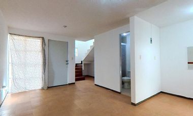 Venta de casa en condominio en San Pablo Autopan, con 3 recámaras