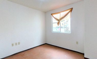 Venta de casa en condominio en San Pablo Autopan, con 3 recámaras