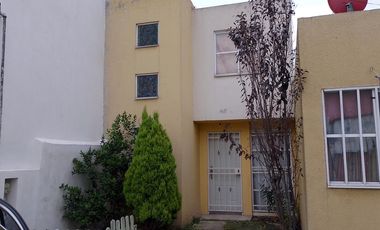 Venta de casa en condominio en San Pablo Autopan, con 3 recámaras