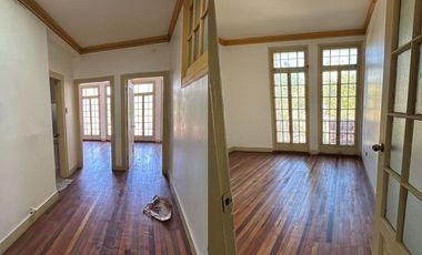 Amplio Depto de 100 mts2, 2 Piezas grandes en Uruguay 470