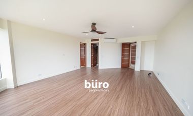 LUJOSO DEPARTAMENTO EN VENTA REMODELADO EN SAN ISIDRO FRENTE AL GOLF