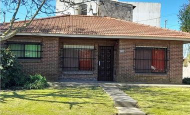 VENTA - Casa 3 amb, espaciosa con patio y cochera - Zona Puerto