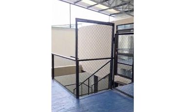 SE ARRIENDA BODEGA EN EL CENTRO