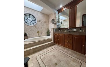 VENTA DE LUJOSA CASA EN EXCLUSIVA UNIDAD CERRADA EN EL POBLADO