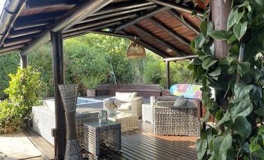 Casa en Arriendo en HERMOSA Y COMODA PROPIEDAD EN ARRIENDO DIARIO UBICADA EN MAITENCILLO 5 DORMITORIOS 4 BAÑOS