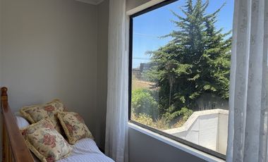 Casa en Arriendo en HERMOSA Y COMODA PROPIEDAD EN ARRIENDO DIARIO UBICADA EN MAITENCILLO 5 DORMITORIOS 4 BAÑOS