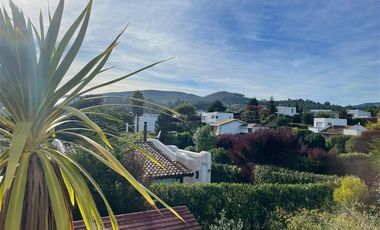 Casa en Arriendo en HERMOSA Y COMODA PROPIEDAD EN ARRIENDO DIARIO UBICADA EN MAITENCILLO 5 DORMITORIOS 4 BAÑOS