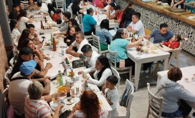 Se vende casa con restaurante de mariscos y departamento en Col. Faja de Oro, Gustavo A. Madero