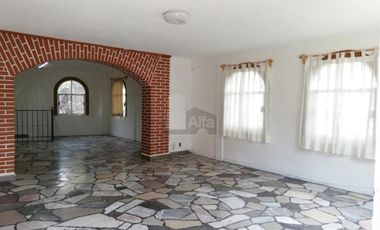 Se vende amplia casa de 5 recámaras en San Juan Tepeximilpa, Tlalpan