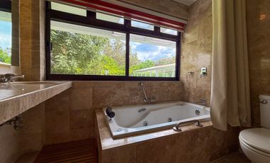 Casa en Venta en Colinas de San Javier con Alberca